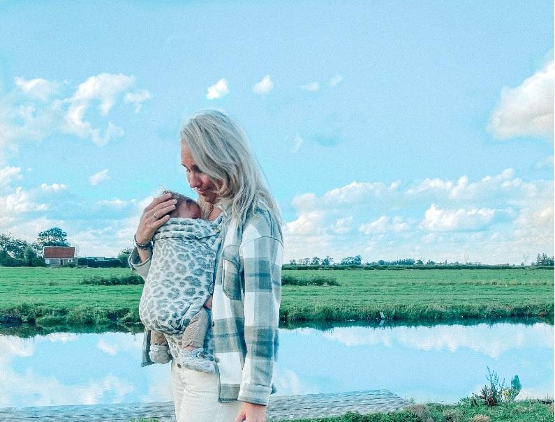 saskia met achtergrond van een weiland
